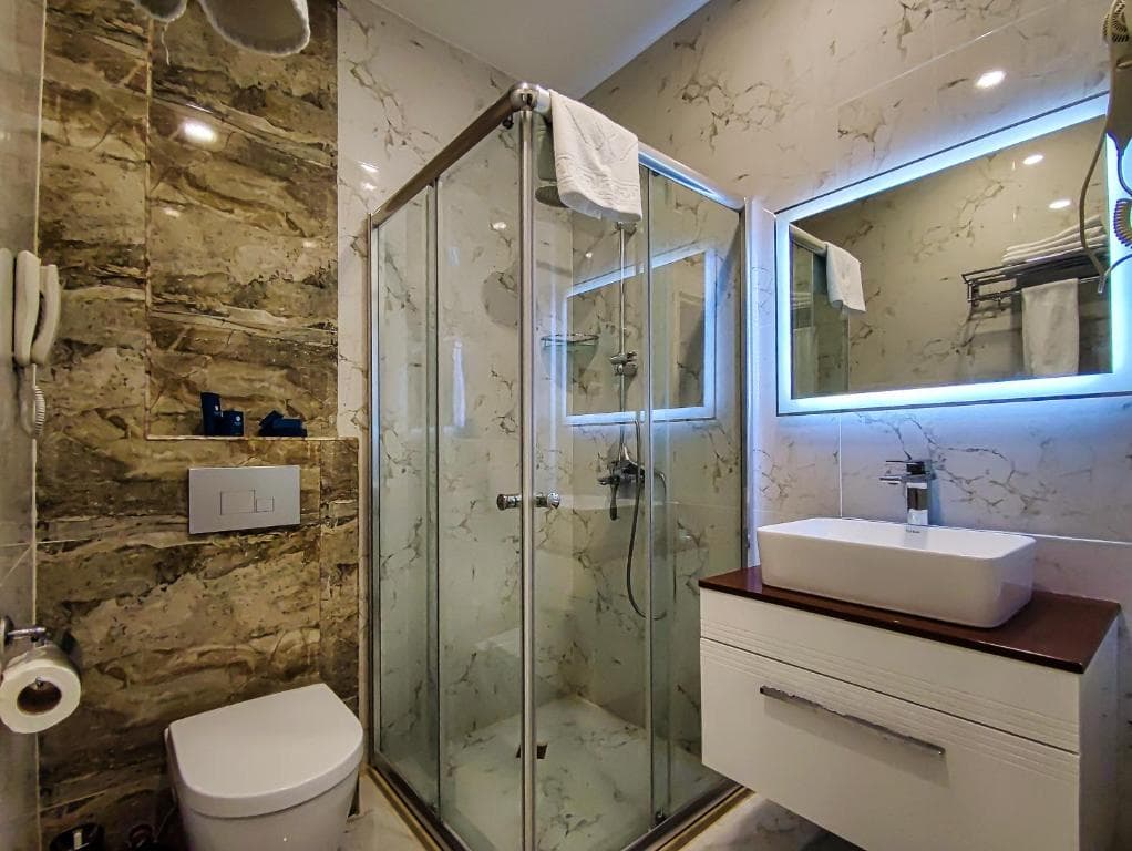 Four Nights of Dreams, Five Days of Adventure